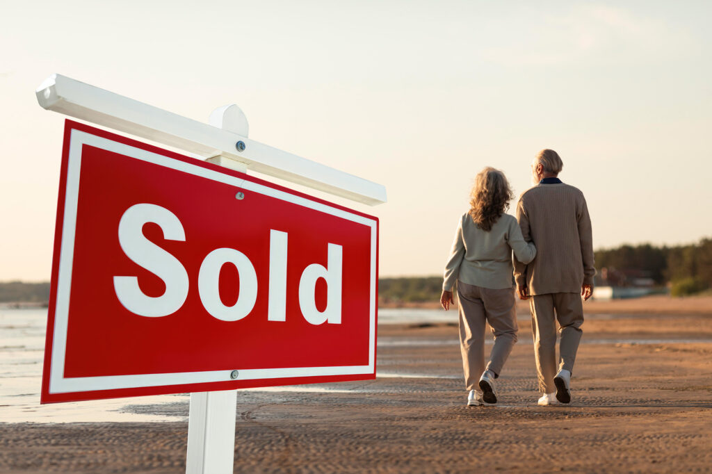 full shot senior couple seaside